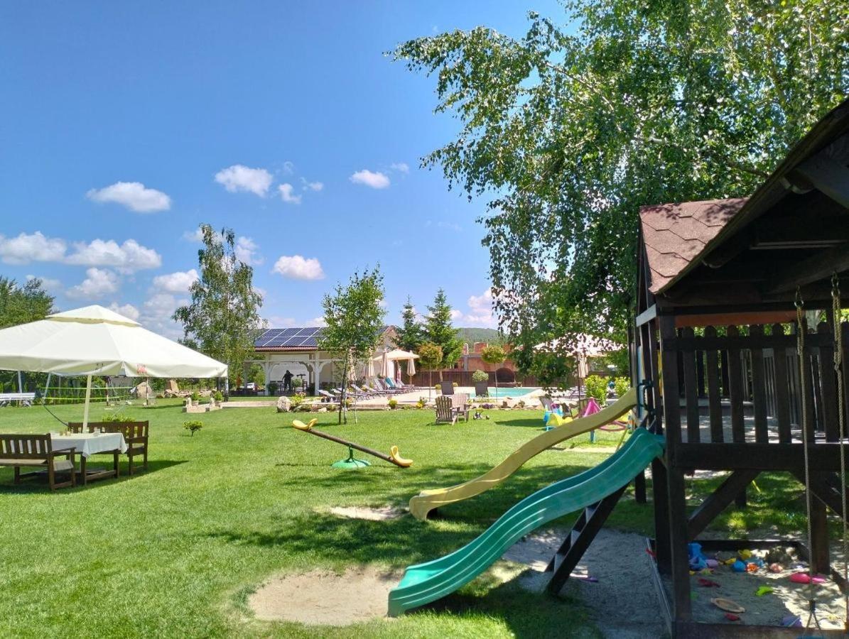 Natura Family Resort Avrig Eksteriør bilde